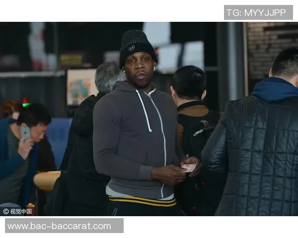 孙兴慜携快船定制球衣展现笑容梦幻联动引发球迷热议